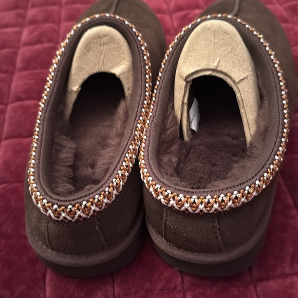 🔹 Ugg Tasman II Slippers Dark Brown Youth
 Size 6 Women’s Size 7 New in Box - Picture 3 of 6